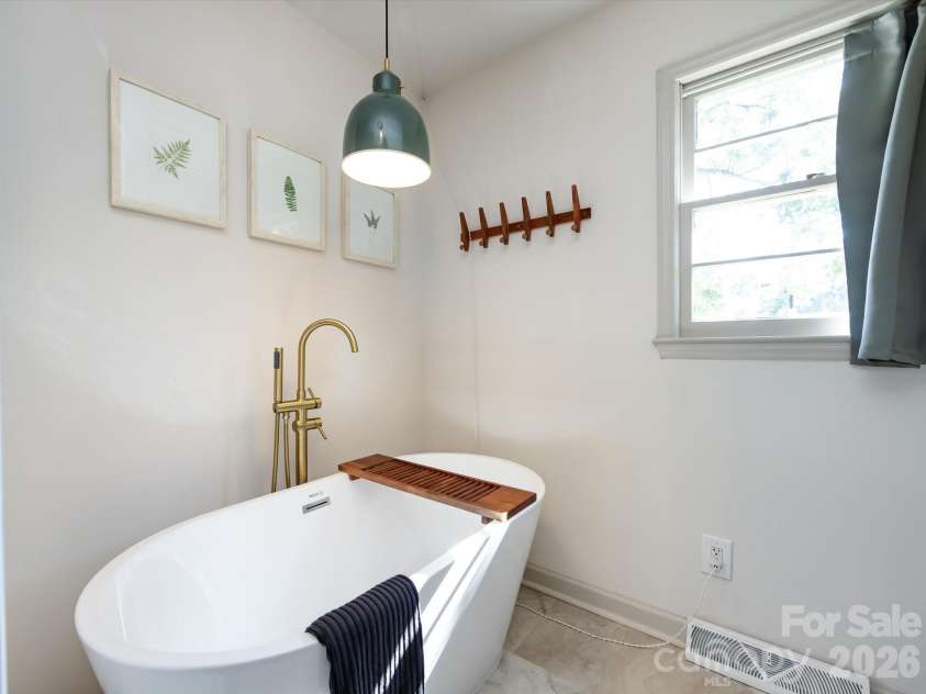 201 Browntown Road, Belmont, NC 28012.  MLS# CAR4363834, YatesRealty ID 16364. Primary Bath