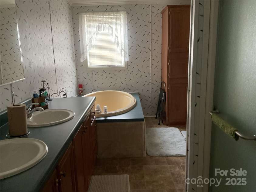 1695 Lemming Drive, Concord, NC 28025.  MLS# CAR4287250, YatesRealty ID 16365. Bath