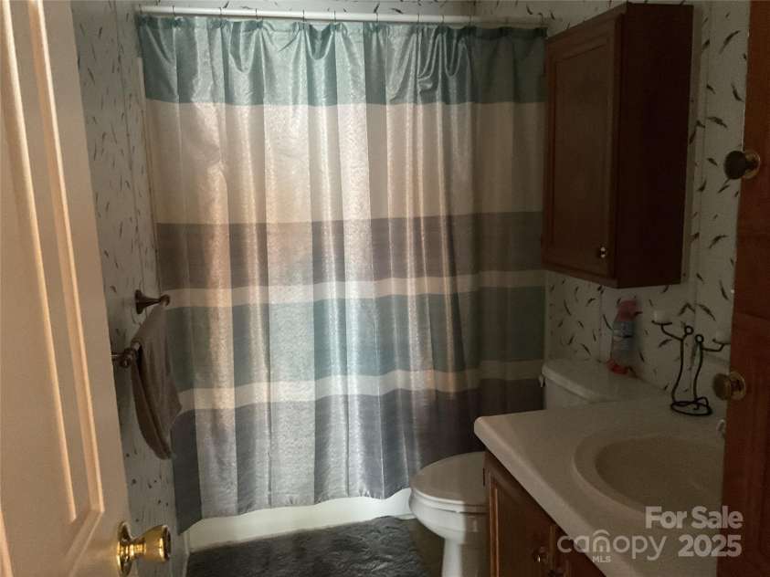 1695 Lemming Drive, Concord, NC 28025.  MLS# CAR4287250, YatesRealty ID 16365. Hall bath