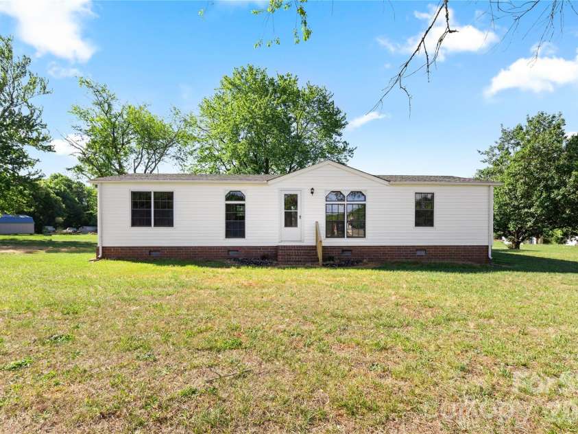 8511 Cloverfield Drive, Kannapolis, NC 28081.  MLS# CAR4372311, YatesRealty ID 16366. 