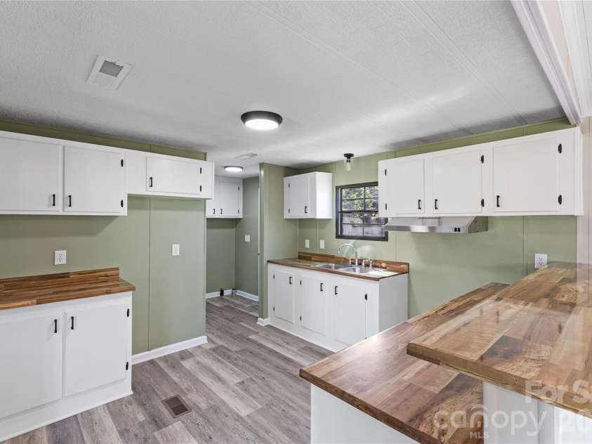 8511 Cloverfield Drive, Kannapolis, NC 28081.  MLS# CAR4372311, YatesRealty ID 16366. 