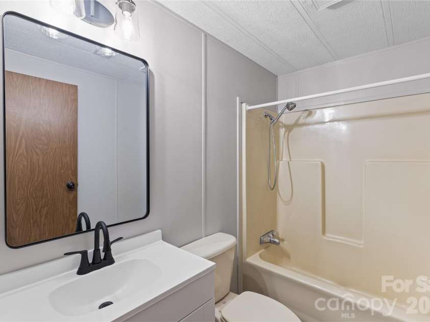8511 Cloverfield Drive, Kannapolis, NC 28081.  MLS# CAR4372311, YatesRealty ID 16366. 