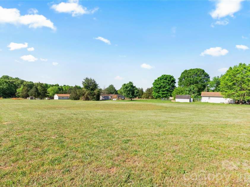 8511 Cloverfield Drive, Kannapolis, NC 28081.  MLS# CAR4372311, YatesRealty ID 16366. 
