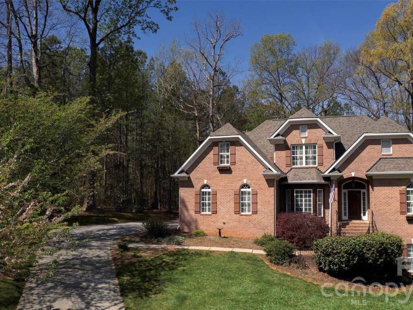 4709 Trey View Court, Mint Hill, NC 28227.  MLS# CAR4173427, YatesRealty ID 16368. All brick 1.5 story (primary BR/ensuite bath main level), 4 BR,3.5BA AND finished daylight basement with 10 FT CEILINGS, stone fp, flex rm, BR 4/full BA.  Side entry oversized garage with 18' door!.  Entertain outside