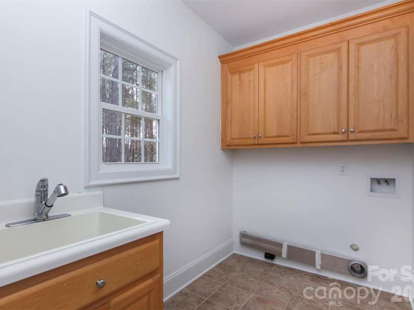 4709 Trey View Court, Mint Hill, NC 28227.  MLS# CAR4173427, YatesRealty ID 16368. Dbl doors from kitchen open to laundry and exit to garage on main level. Laundry stg closet.