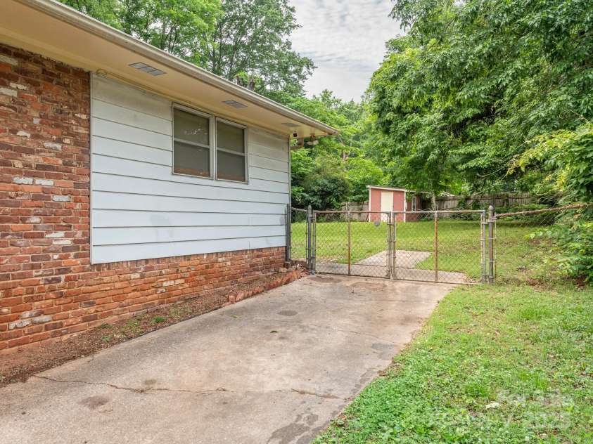 5629 Ruth Drive, Charlotte, NC 28215.  MLS# CAR4260955, YatesRealty ID 16368. Access to large backyard from driveway