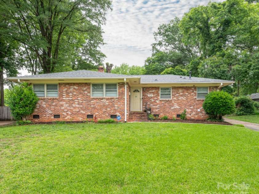 5629 Ruth Drive, Charlotte, NC 28215.  MLS# CAR4260955, YatesRealty ID 16368. Brick mid-century ranch