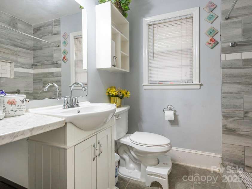5629 Ruth Drive, Charlotte, NC 28215.  MLS# CAR4260955, YatesRealty ID 16368. Full bathroom