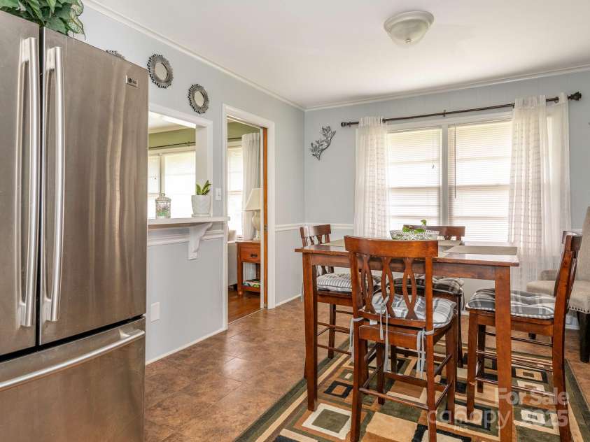 5629 Ruth Drive, Charlotte, NC 28215.  MLS# CAR4260955, YatesRealty ID 16368. Kitchen dining area