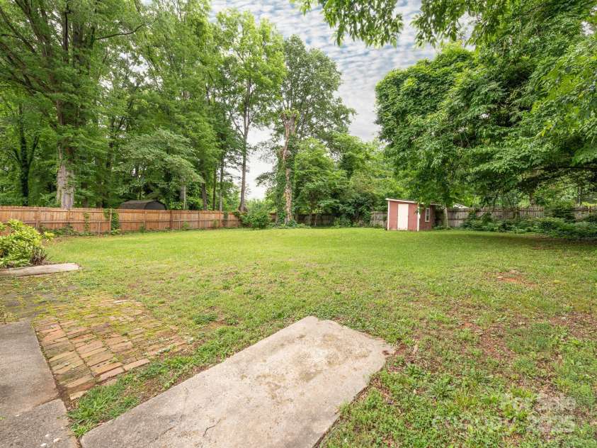 5629 Ruth Drive, Charlotte, NC 28215.  MLS# CAR4260955, YatesRealty ID 16368. Large backyard