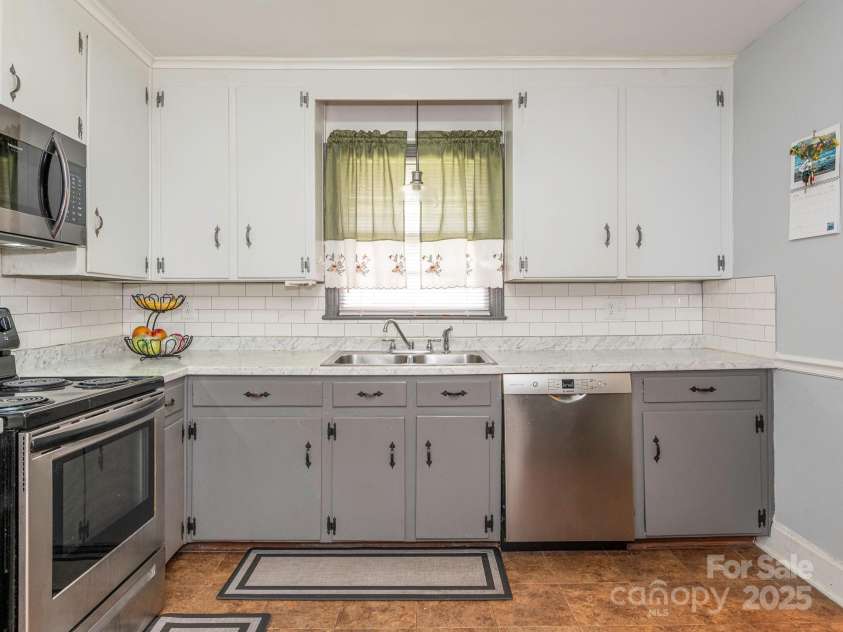 5629 Ruth Drive, Charlotte, NC 28215.  MLS# CAR4260955, YatesRealty ID 16368. Open kitchen makes cooking and entertaining easy