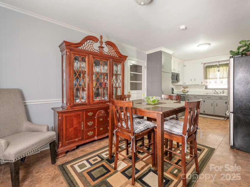 5629 Ruth Drive, Charlotte, NC 28215.  MLS# CAR4260955, YatesRealty ID 16368. Open kitchen with dining area