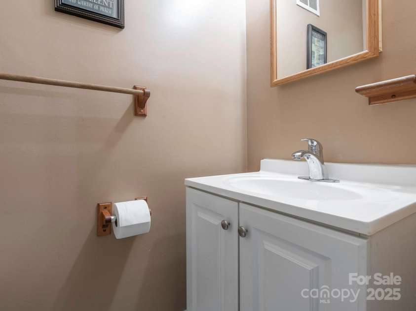5629 Ruth Drive, Charlotte, NC 28215.  MLS# CAR4260955, YatesRealty ID 16368. Primary bedroom private half bath