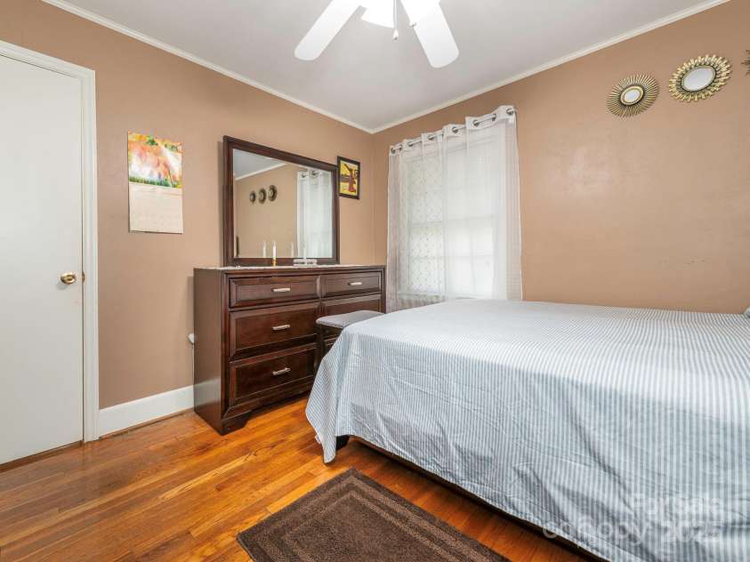 5629 Ruth Drive, Charlotte, NC 28215.  MLS# CAR4260955, YatesRealty ID 16368. Primary bedroom w/private half bath