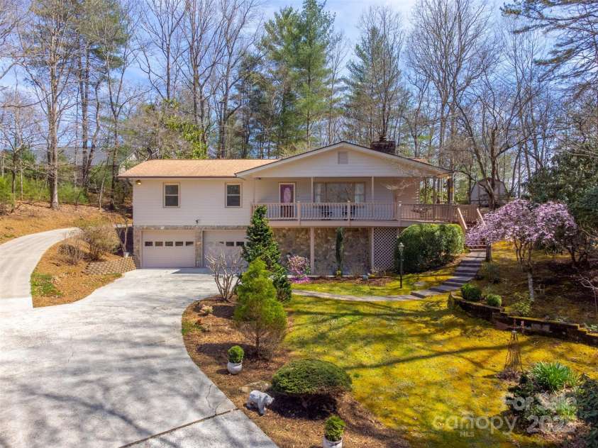 311 Winding Way Drive, Franklin, NC 28734.  MLS# CAR4245475, YatesRealty ID 16369. 