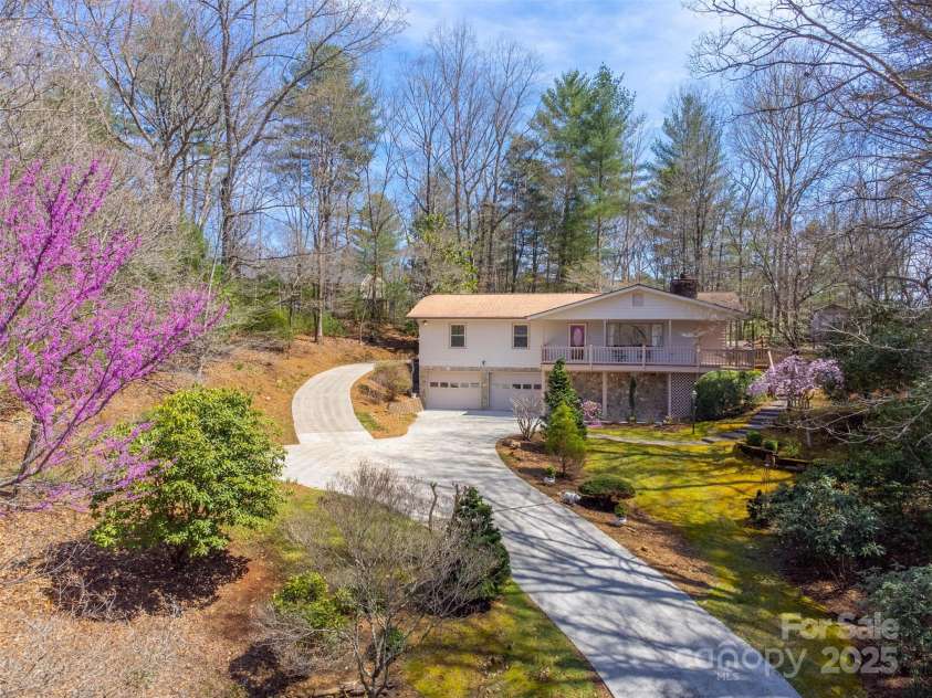 311 Winding Way Drive, Franklin, NC 28734.  MLS# CAR4245475, YatesRealty ID 16369. 