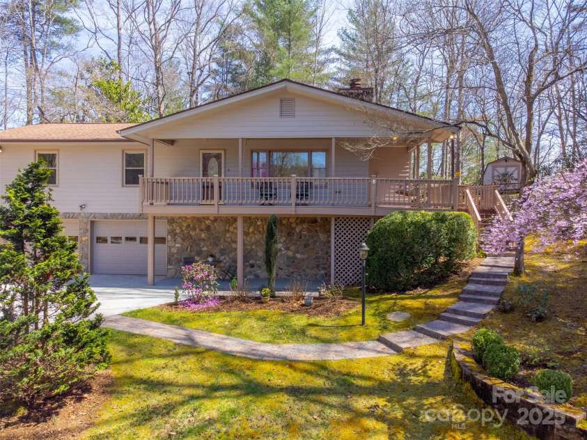 311 Winding Way Drive, Franklin, NC 28734.  MLS# CAR4245475, YatesRealty ID 16369. 