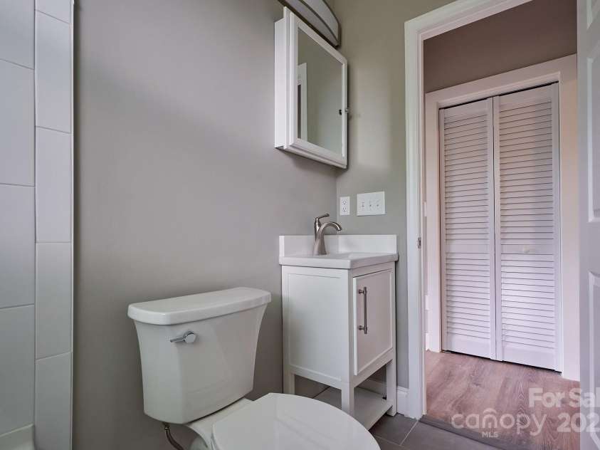 217 Circle Avenue, Charlotte, NC 28207.  MLS# CAR4228694, YatesRealty ID 1637. 