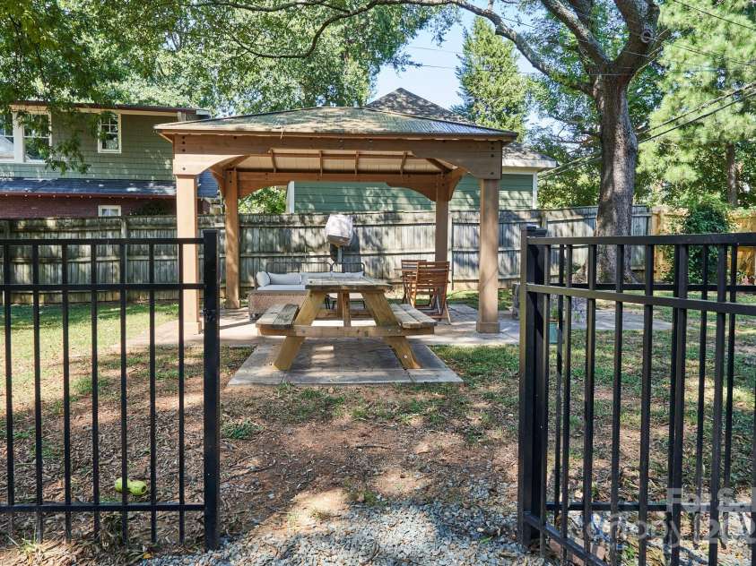 217 Circle Avenue, Charlotte, NC 28207.  MLS# CAR4328741, YatesRealty ID 1637. 