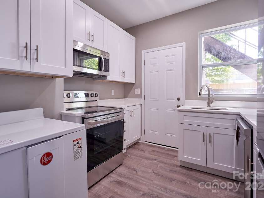 217 Circle Avenue, Charlotte, NC 28207.  MLS# CAR4328741, YatesRealty ID 1637. 