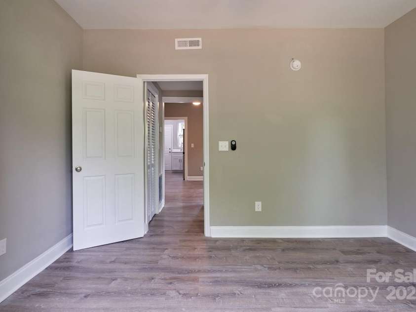 217 Circle Avenue, Charlotte, NC 28207.  MLS# CAR4328741, YatesRealty ID 1637. 