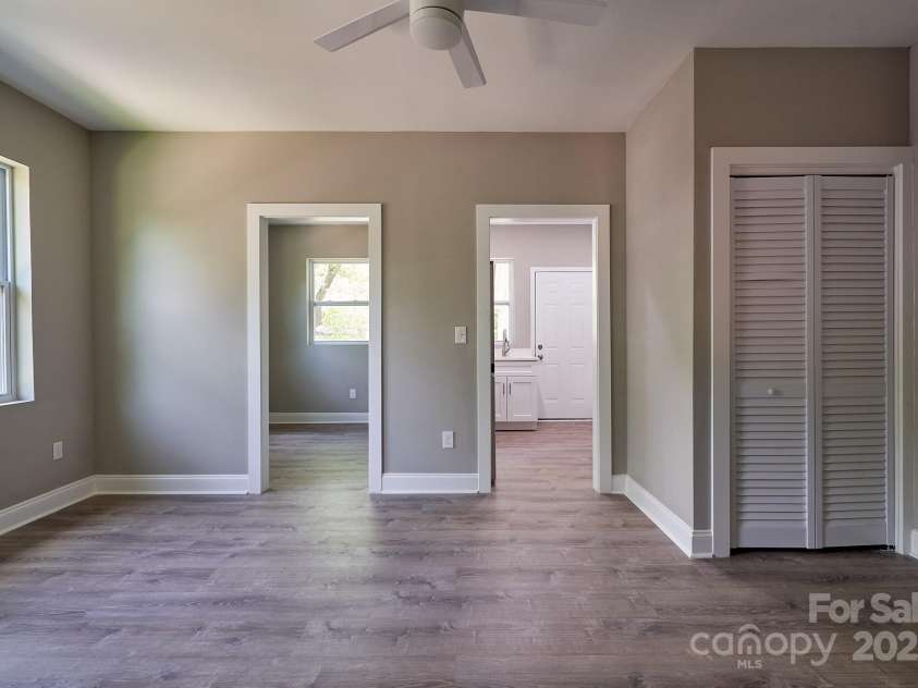 217 Circle Avenue, Charlotte, NC 28207.  MLS# CAR4328741, YatesRealty ID 1637. 