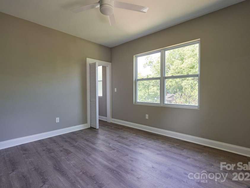 217 Circle Avenue, Charlotte, NC 28207.  MLS# CAR4328741, YatesRealty ID 1637. 