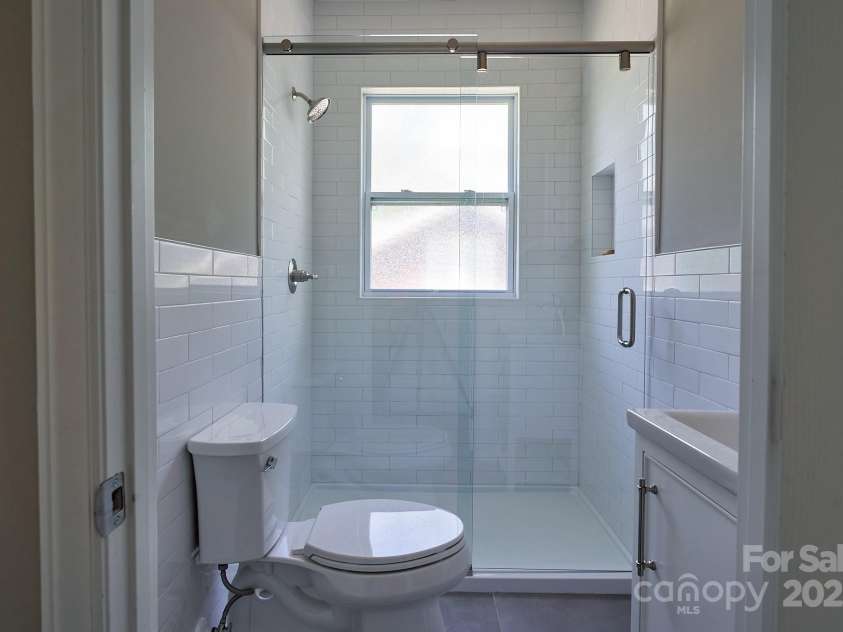 217 Circle Avenue, Charlotte, NC 28207.  MLS# CAR4328741, YatesRealty ID 1637. 