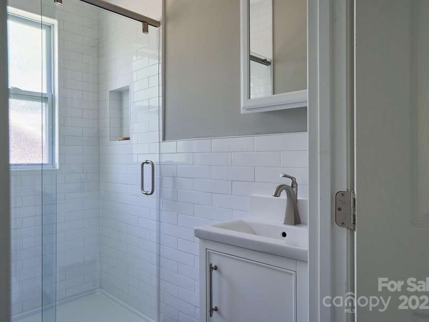 217 Circle Avenue, Charlotte, NC 28207.  MLS# CAR4328741, YatesRealty ID 1637. 