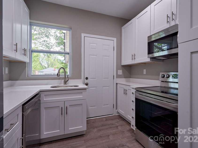 217 Circle Avenue, Charlotte, NC 28207.  MLS# CAR4328741, YatesRealty ID 1637. 