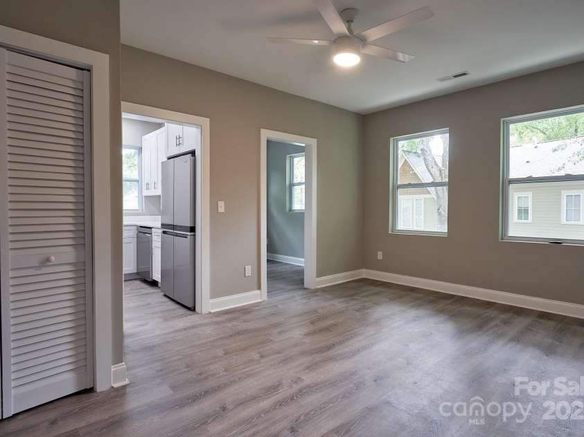 217 Circle Avenue, Charlotte, NC 28207.  MLS# CAR4328741, YatesRealty ID 1637. 