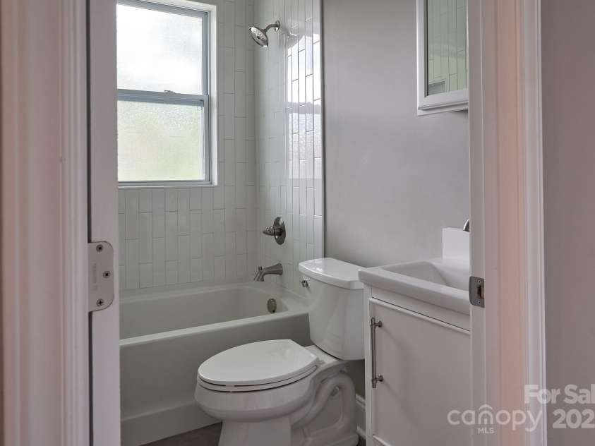 217 Circle Avenue, Charlotte, NC 28207.  MLS# CAR4328741, YatesRealty ID 1637. 