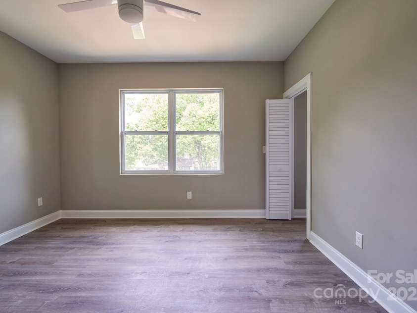 217 Circle Avenue, Charlotte, NC 28207.  MLS# CAR4328741, YatesRealty ID 1637. 