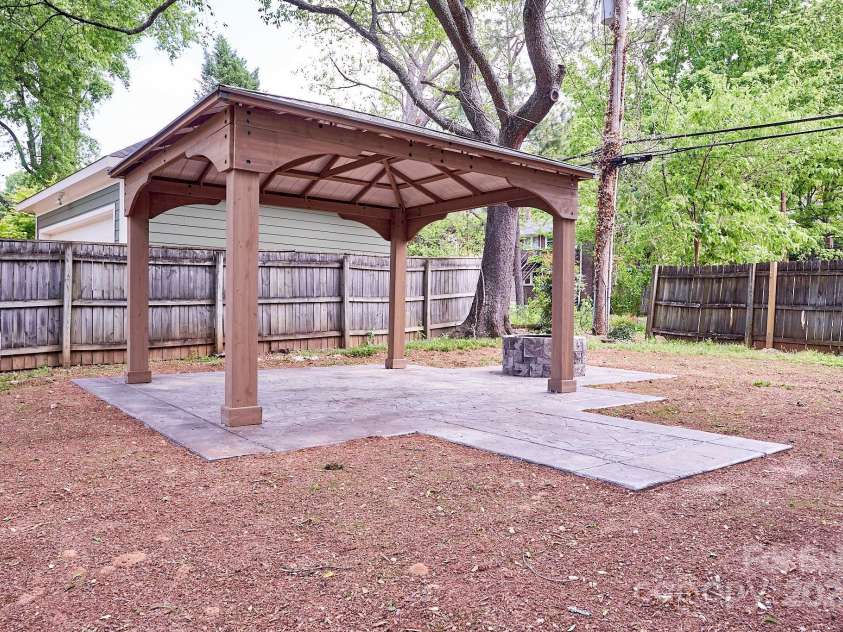 217 Circle Avenue, Charlotte, NC 28207.  MLS# CAR4328741, YatesRealty ID 1637. Large gathering area.