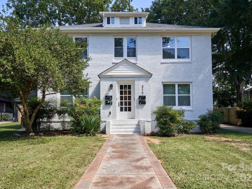 217 Circle Avenue, Charlotte, NC 28207.  MLS# CAR4328741, YatesRealty ID 1637. Renovated Quad within walking distance to Eastover coffee shops, boutiques, and park.