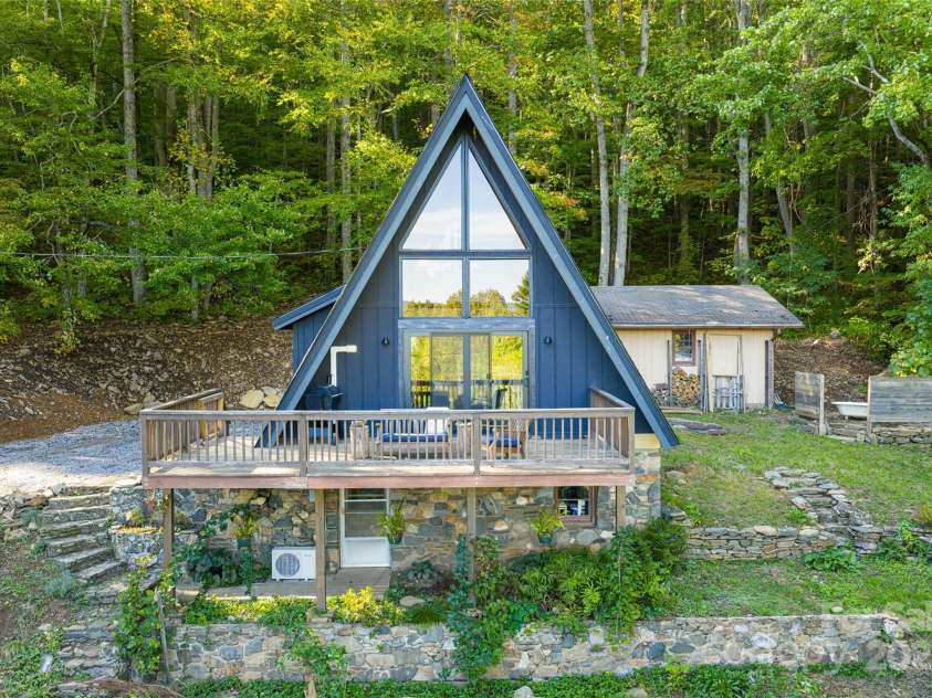 360 Banjo Branch Road, Burnsville, NC 28714.  MLS# CAR4310323, YatesRealty ID 1637. 