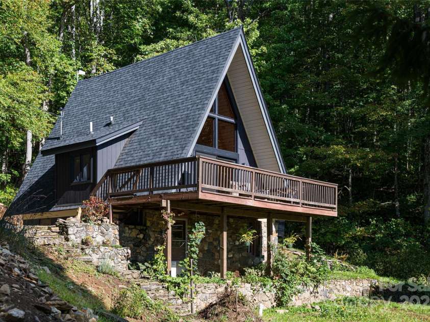 360 Banjo Branch Road, Burnsville, NC 28714.  MLS# CAR4310323, YatesRealty ID 1637. 