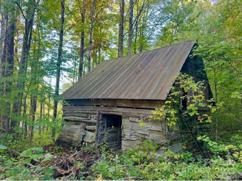360 Banjo Branch Road, Burnsville, NC 28714.  MLS# CAR4310323, YatesRealty ID 1637. The barn is perfect for storage or restoring.  It is located next to a small spring. 