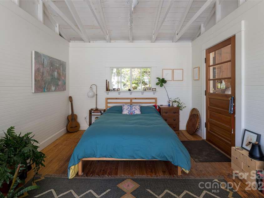 360 Banjo Branch Road, Burnsville, NC 28714.  MLS# CAR4310323, YatesRealty ID 1637. The un-heated studio space