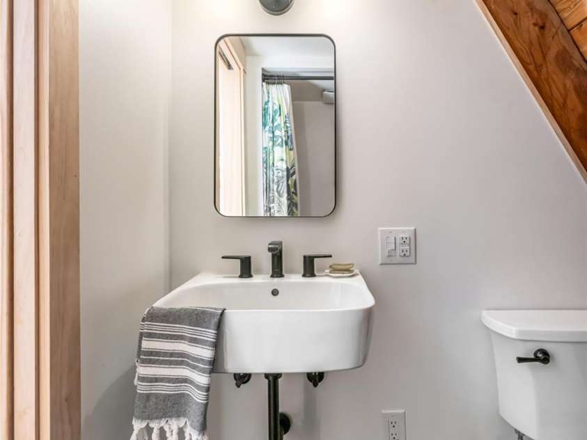 360 Banjo Branch Road, Burnsville, NC 28714.  MLS# CAR4310323, YatesRealty ID 1637. Updated Full bathroom on the main level 