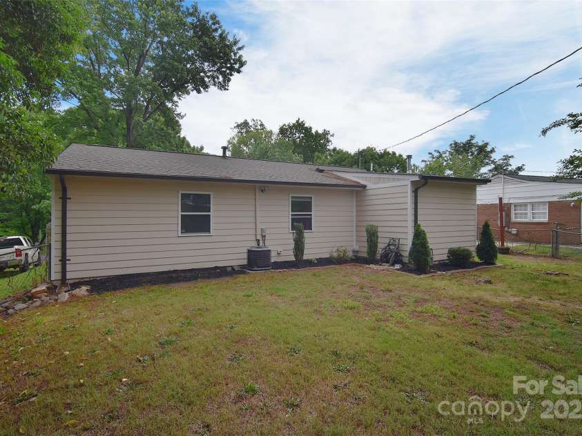 3623 Braden Drive, Charlotte, NC 28216.  MLS# CAR4258906, YatesRealty ID 16372. 