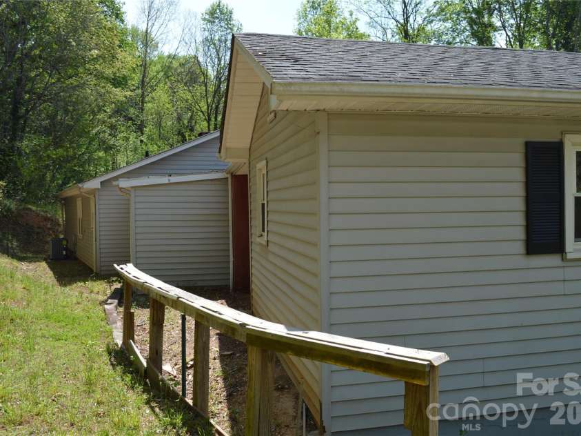 191 Flat Rock Hill Road, Tryon, NC 28782.  MLS# CAR4374519, YatesRealty ID 16376. 