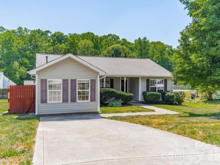 134 Chere Helen Drive, Mooresville, NC 28115.  MLS# CAR4373841, YatesRealty ID 16378. 
