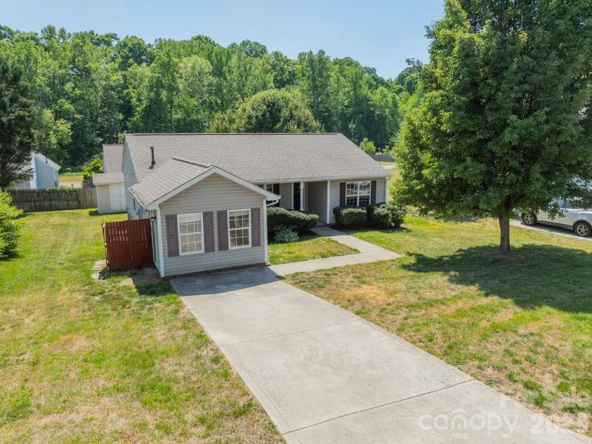 134 Chere Helen Drive, Mooresville, NC 28115.  MLS# CAR4373841, YatesRealty ID 16378. 
