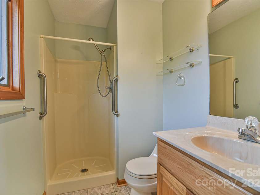 520 Trials Gap Drive, Waynesville, NC 28786.  MLS# CAR4288659, YatesRealty ID 1638. Primary Bath