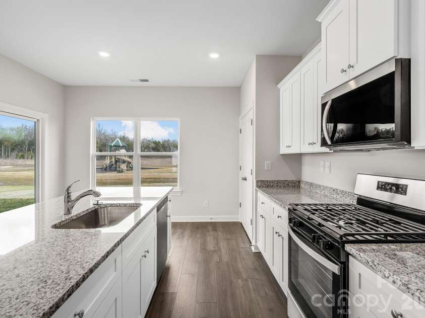6740 Fairford Drive, Charlotte, NC 28215.  MLS# CAR4350072, YatesRealty ID 16382. 