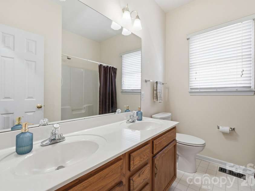 12500 Willow Grove Way, Huntersville, NC 28078.  MLS# CAR4371049, YatesRealty ID 16383. Hall bath