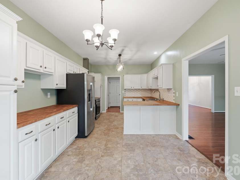 12500 Willow Grove Way, Huntersville, NC 28078.  MLS# CAR4371049, YatesRealty ID 16383. Kitchen 1