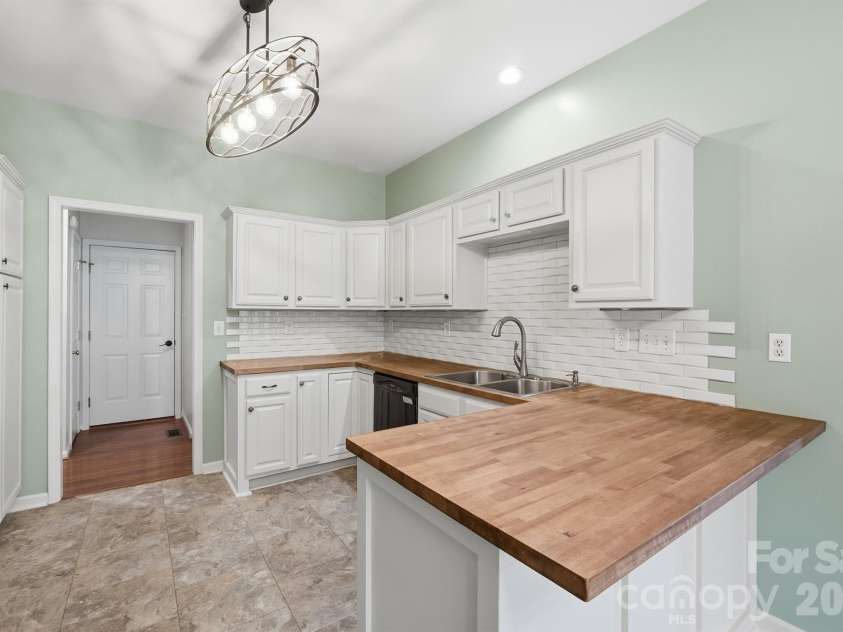 12500 Willow Grove Way, Huntersville, NC 28078.  MLS# CAR4371049, YatesRealty ID 16383. Kitchen 2