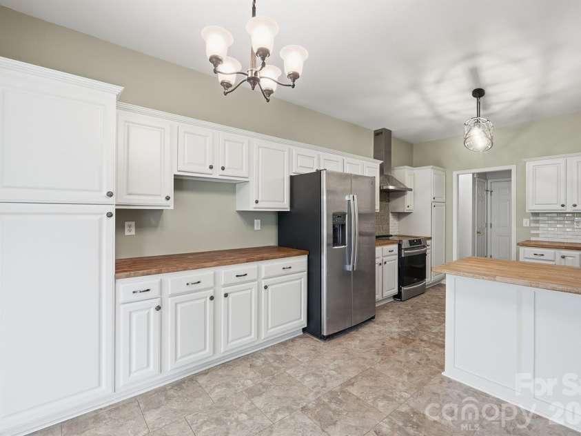 12500 Willow Grove Way, Huntersville, NC 28078.  MLS# CAR4371049, YatesRealty ID 16383. Kitchen 3